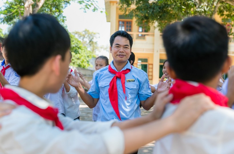 Thầy Nguyễn Sỹ Bằng - Giáo viên, Tổng phụ trách Đội Trường THCS Tân Dân (xã Hùng Tiến, Nam Đàn, Nghệ An).