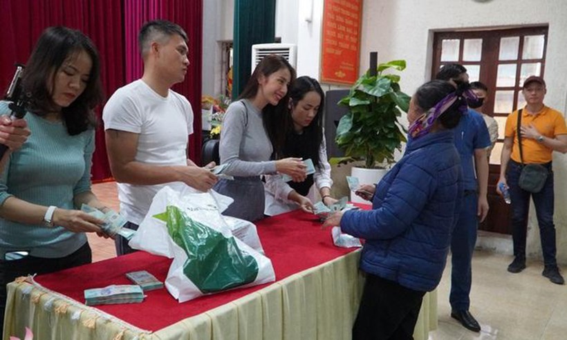 Ca sĩ Thủy Tiên và Công Vinh trao tiền cứu trợ người dân bị lũ lụt tại huyện Hưng Nguyên tháng 11/2020.