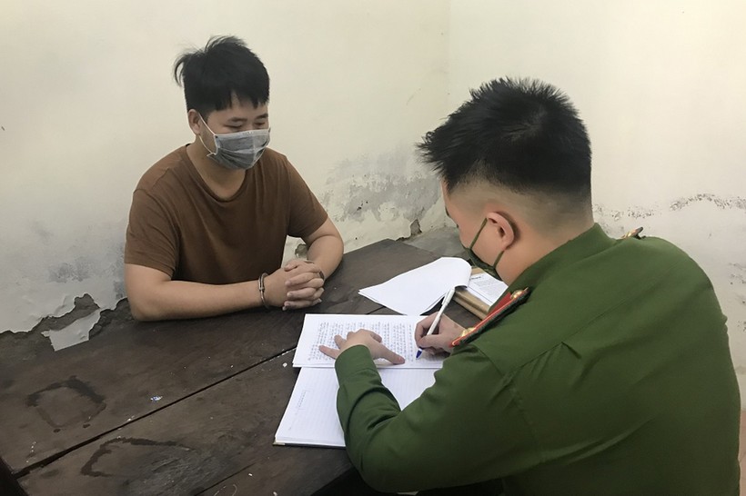 Cơ quan điều tra lấy lời khai đối tượng Nguyễn Đình Ngọc. 