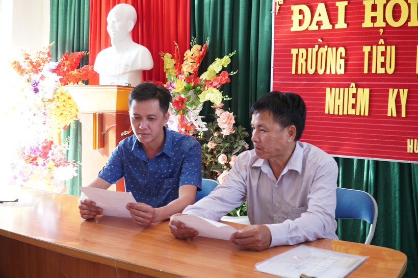 Hai thầy giáo ở Trường Tiểu học Mai Sơn và Nhôn Mai (Tương Dương, Nghệ An) nhận quyết định chuyển sang Trường Tiểu học Hữu Khuông ngày 1/9.