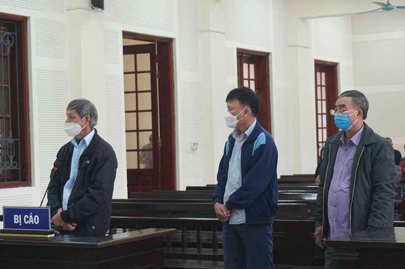 Lưu Quang Thượng (bên trái), Trần Công Oanh (bên phải) Nguyễn Văn Hồng tại phiên tòa hôm nay.