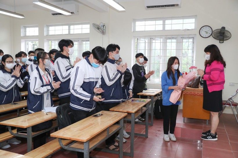 Lớp 12A7 Trường THPT Huỳnh Thúc Kháng (TP Vinh) tặng hoa cho cô giáo trong tiết học đầu tiên khi được quay trở lại trường học trực tiếp.