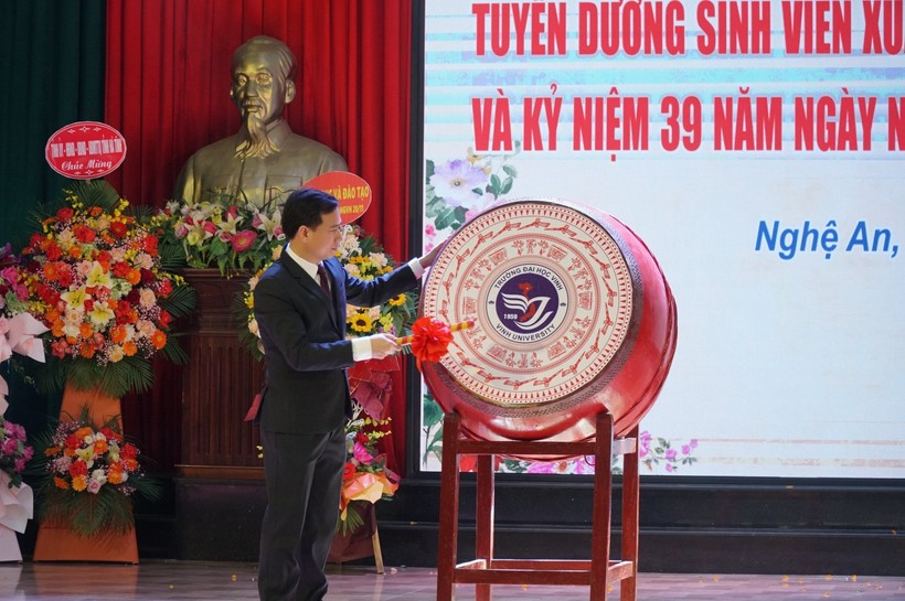 GS.TS. Nguyễn Huy Bằng - Hiệu trưởng Trường ĐH Vinh đánh trống khai giảng năm học mới 2021-2022.