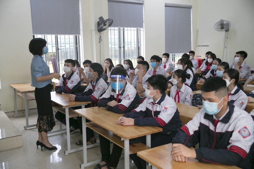 Học sinh lớp 9 Trường THCS Quán Bàu (TP Vinh, Nghệ An) trong giờ học môn Toán.