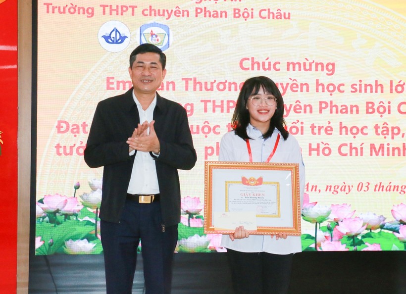 Ông Thái Văn Thành - Giám đốc Sở GD&ĐT Nghệ An chúc mừng em Trần Thương Huyền - học sinh lớp 12C7 Trường THPT chuyên Phan Bội Châu.