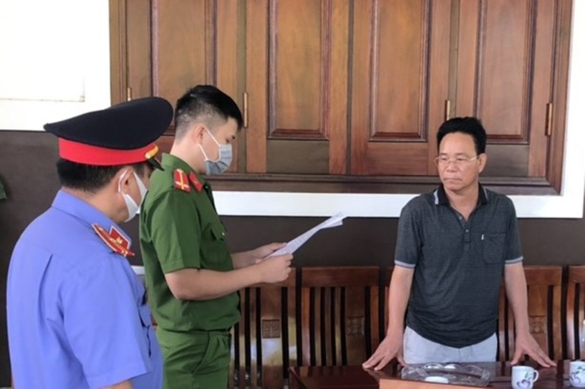 Tống đạt quyết định đối với Chủ tịch UBND xã Nghi Phong Nguyễn Đình Hải. 