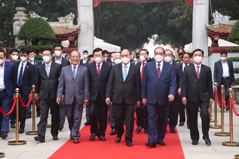 Chủ tịch nước Nguyễn Xuân Phúc cùng lãnh đạo, nguyên lãnh đạo Đảng, Nhà nước qua các thời kỳ về dự Lễ kỷ niệm 60 năm Bác Hồ về thăm quê lần thứ 2.
