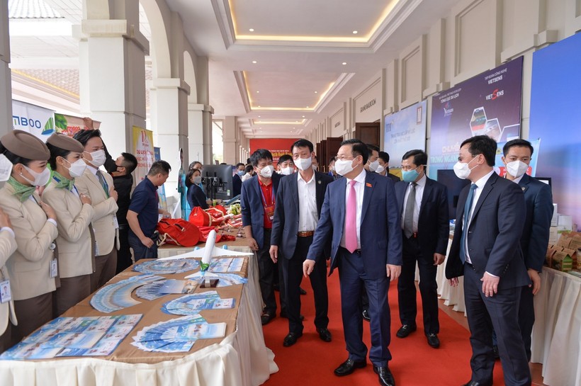 Chủ tịch Quốc hội Vương Đình Huệ thăm gian hàng trưng bày sản phẩm tại Hội thảo du lịch Việt Nam 2021 tổ chức ở Cửa Lò, Nghệ An.