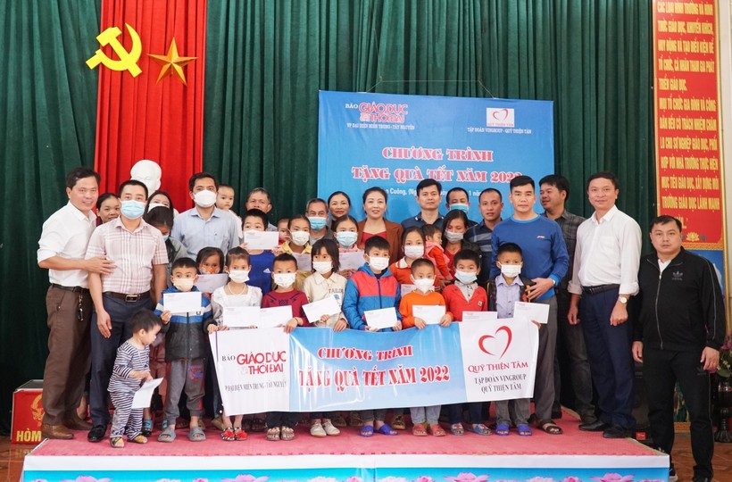 Đại diện Báo Giáo dục và Thời đại, Tập đoàn Vingroup, các mạng thường quân trao quà tết cho học sinh 2 xã Mậu Đức, Đôn Phục (huyện Con Cuông, Nghệ An).