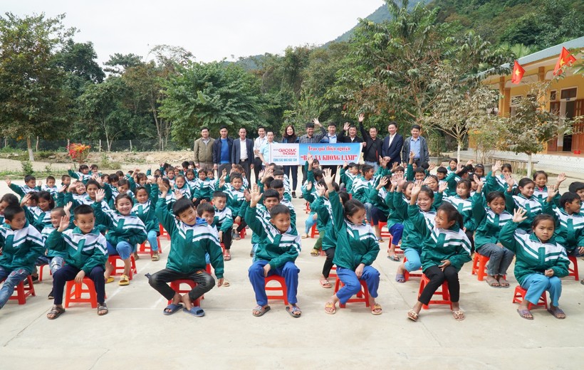 Báo GD&TĐ cùng với các nhà tài trợ, hảo tâm đã chức chương trình "Bản xa không lạnh" đến học sinh Trường Tiểu học Hữu Khuông, Tương Dương, Nghệ An.