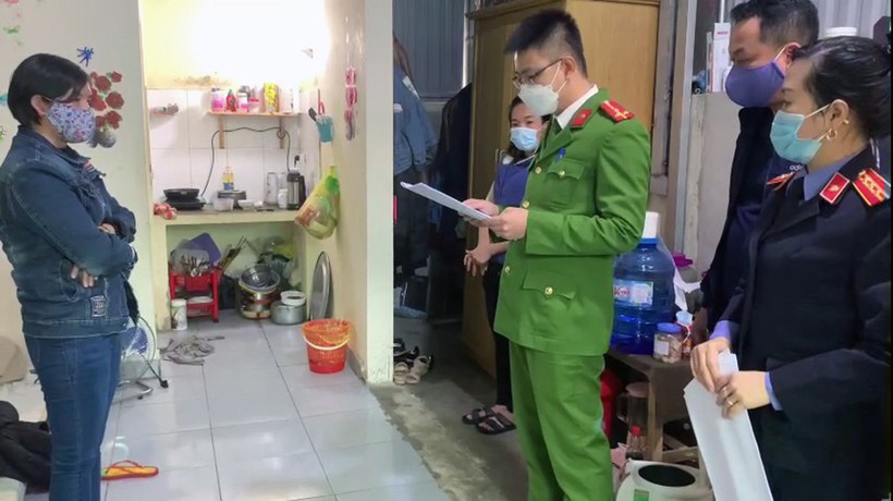 Cơ quan chức năng thi hành lệnh bắt đối tượng Trần Thị Hồng Giang.