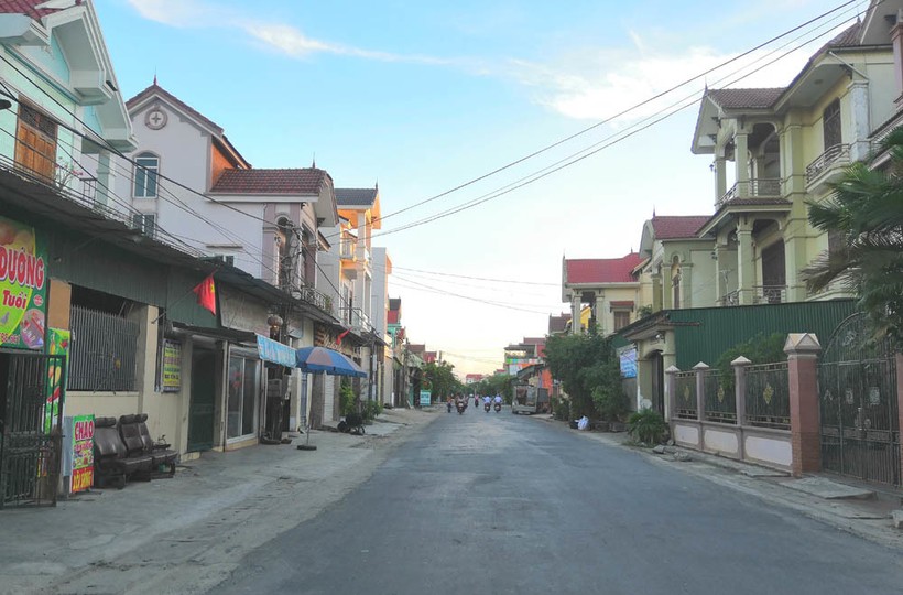 Tuyến đường làng sầm uất với những dãy nhà cao tầng ở huyện Yên Thành (Nghệ An).
