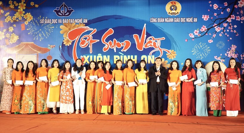 Lãnh đạo Liên đoàn Lao động tỉnh Nghệ An và Sở GD&ĐT Nghệ An trao quà Tết sum vầy cho giáo viên, nhân viên trường ngoài công lập.