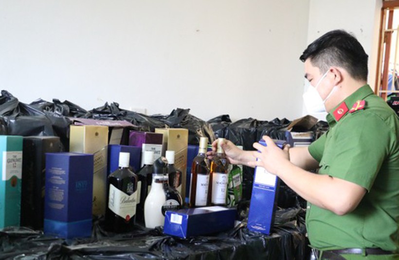Công an huyện Nghi Lộc kiểm tra số rượu ngoại thu giữ.