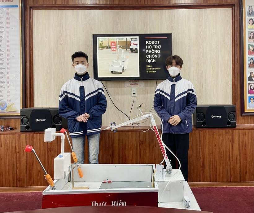 Sản phẩm “Rô bốt hỗ trợ phòng chống dịch”  của học sinh Trường THPT Nghi Lộc 3 (huyện Nghi Lộc, Nghệ An).