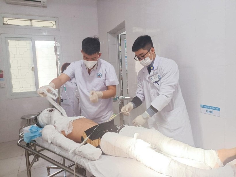 Các y bác sĩ sơ cứu, xử lý vết thương cho nam sinh Nghệ An bị bỏng do đốt pháo.