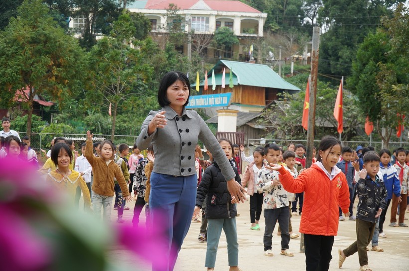 Cô trò Trường Tiểu học Đọc Mạy, huyện Kỳ Sơn, Nghệ An cùng hát múa tập thể trong giờ giải lao.