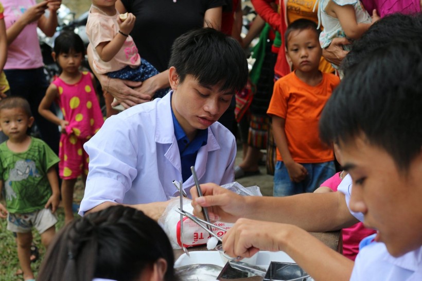 Bùi Minh Vũ (Trường ĐH Y khoa Vinh) tham gia tình nguyện khám sức khỏe cho người dân các xã vùng sâu, vùng xa tỉnh Nghệ An.