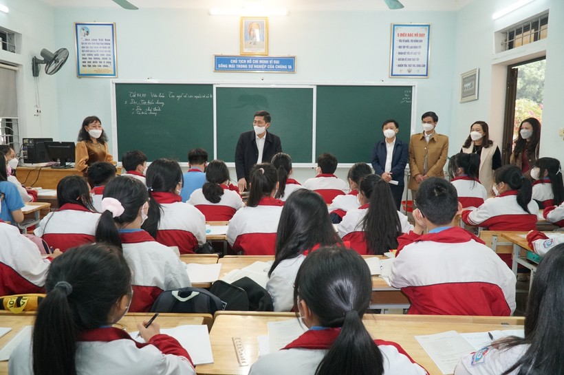 Lãnh đạo Sở GD&ĐT Nghệ An thăm, chúc tết và động viên học sinh, giáo viên Trường THCS Đặng Thai Mai (TP Vinh, Nghệ An) trong buổi đầu tiên tới trường sau Tết.