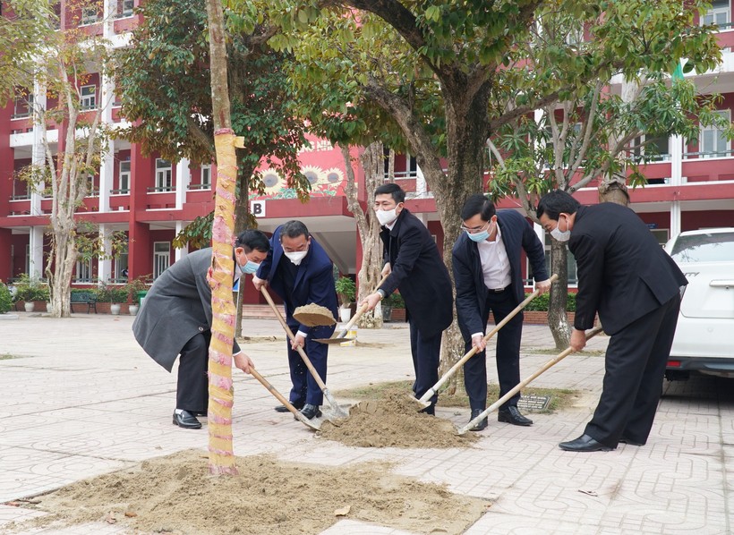 Lãnh đạo Sở GD&ĐT, Sở Nông nghiệp và Phát triển nông thôn tỉnh Nghệ An trồng cây hoa ban tại Trường THPT Huỳnh Thúc Kháng (TP Vinh).