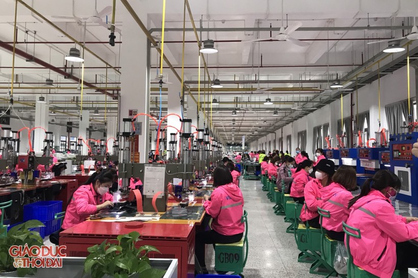 Công nhân nhà máy Viet Glory làm việc vào sáng nay.