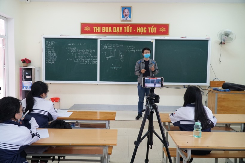 Phần lớn trường học tại Nghệ An đang dạy học trực tiếp kết hợp trực tuyến.