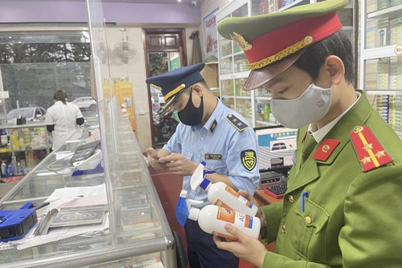 Phòng Cảnh sát kinh tế (Công an tỉnh Nghệ An) phối hợp Cục quản lý thị trường Nghệ An kiểm tra các cơ sở kinh doanh thiết bị y tế.