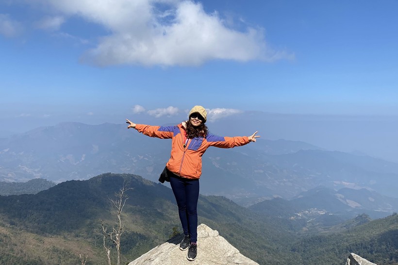 Du khách tận hưởng khung cảnh hùng vĩ nhìn từ đỉnh Pu Xai Lai Leng.