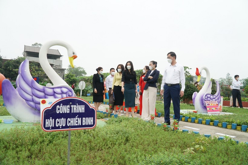 Đoàn công tác Sở GD&ĐT tham quan vườn Trường mầm non Hiến Sơn (huyện Đô Lương, Nghệ An).