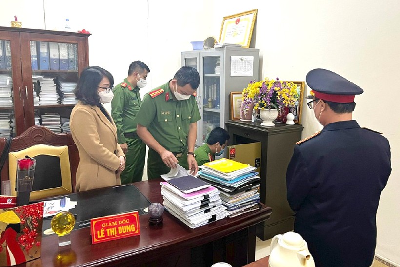 Cơ quan chức năng thi hành lệnh khám xét phòng làm việc của bà Lê Thị Dung.