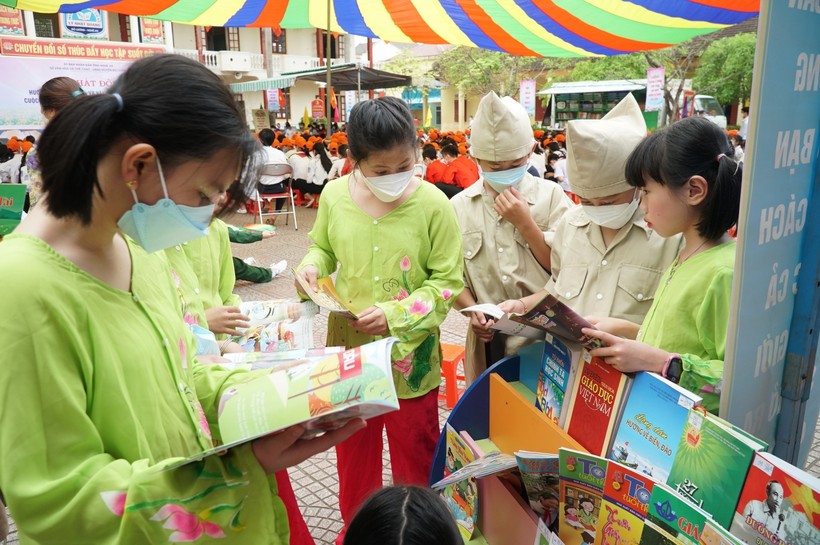Học sinh huyện Đô Lương (Nghệ An) thích thú tìm hiểu các loại sách, truyện tranh trong ngày hội sách.