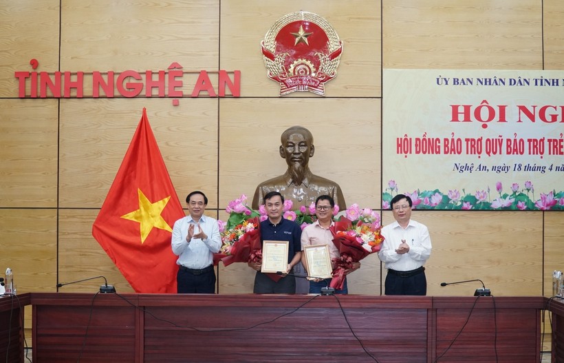 UBND tỉnh Nghệ An trao giấy chứng nhận và tri ân các nhà tài trợ đã đồng hành, hỗ trợ nguồn lực giúp đỡ trẻ em trên địa bàn tỉnh.
