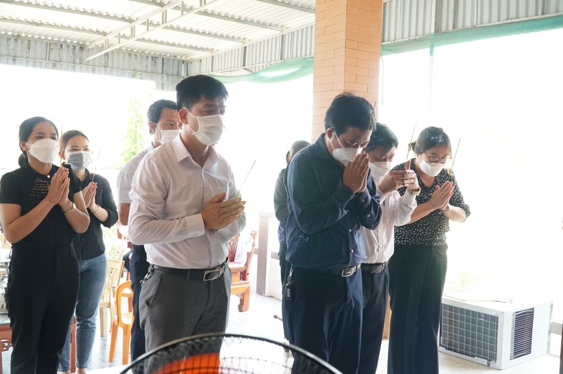 Đoàn công tác Sở GD&ĐT Nghệ An thăm viếng học sinh Trường THCS Nghĩa Lộc không may đuối nước thương tâm. 