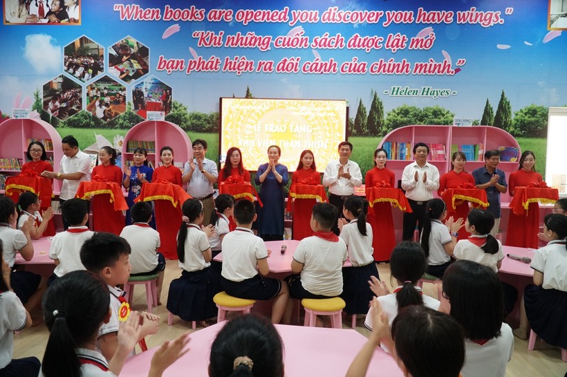 Cắt băng khánh thành thư viện thân thiện tại Trường Tiểu học Lê Mao (TP Vinh, Nghệ An)