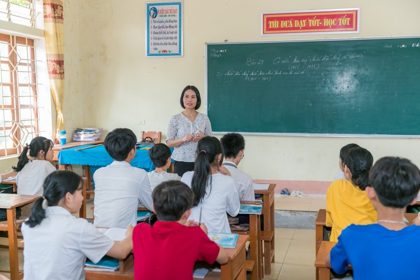 Cô Hà Thị Thanh Nhàn - GV Lịch sử Trường THCS Kỳ Sơn, huyện Tân Kỳ, Nghệ An trong tiết giảng trên lớp.