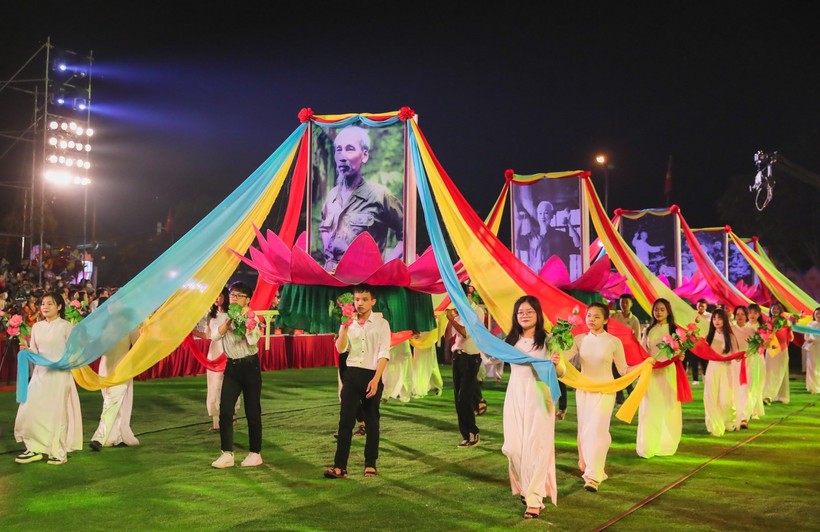 Tối 17/5, Lễ hội Làng Sen - Liên hoan Tuồng và Dân ca kịch chuyên nghiệp toàn quốc chính thức khai mạc tại Sân vận động Làng Sen (Kim Liên, Nam Đàn, Nghệ An).