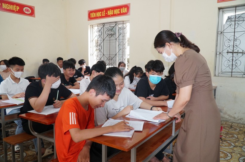 Giáo viên Trường THCS Diễn Hồng (huyện Diễn Châu, Nghệ An) cho học sinh luyện đề và trao đổi kiến thức các em còn băn khoăn.