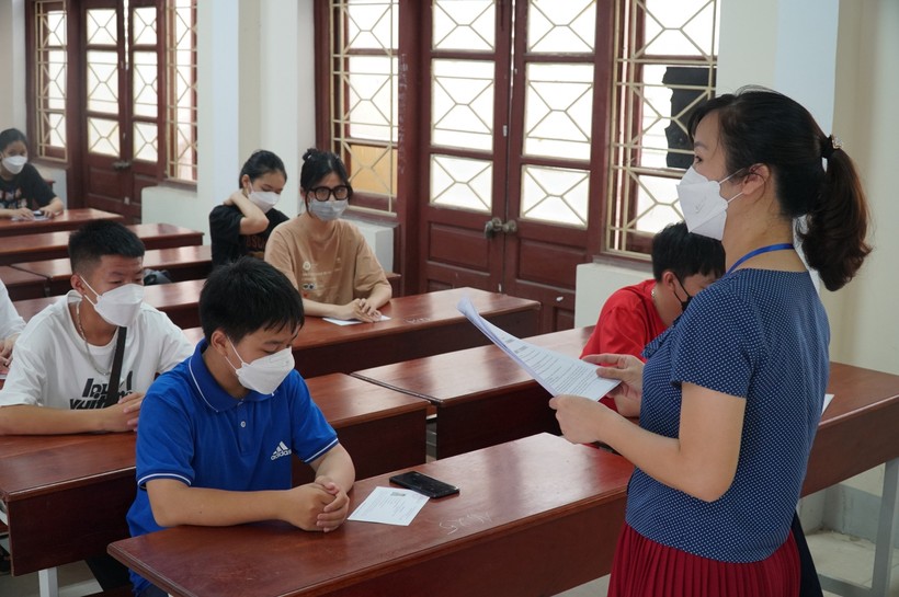Thí sinh làm thủ tục dự thi vào Trường THPT chuyên Đại học Vinh.