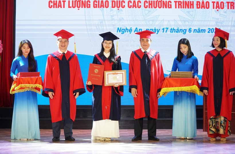 Trường Đại học Vinh trao bằng cử nhân, kỹ sư cho các sinh viên tốt nghiệp loại xuất sắc năm 2022.