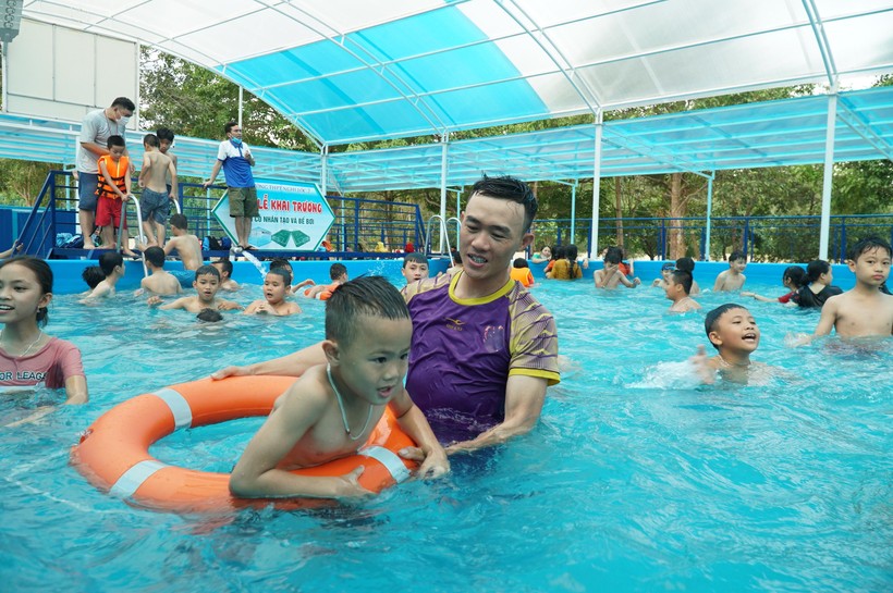 Bể bơi của Trường THPT Nghi Lộc 2 (huyện Nghi Lộc, Nghệ An) mở cửa dịp hè, cho học sinh của trường và địa phương được sử dụng để tập bơi, rèn luyện.