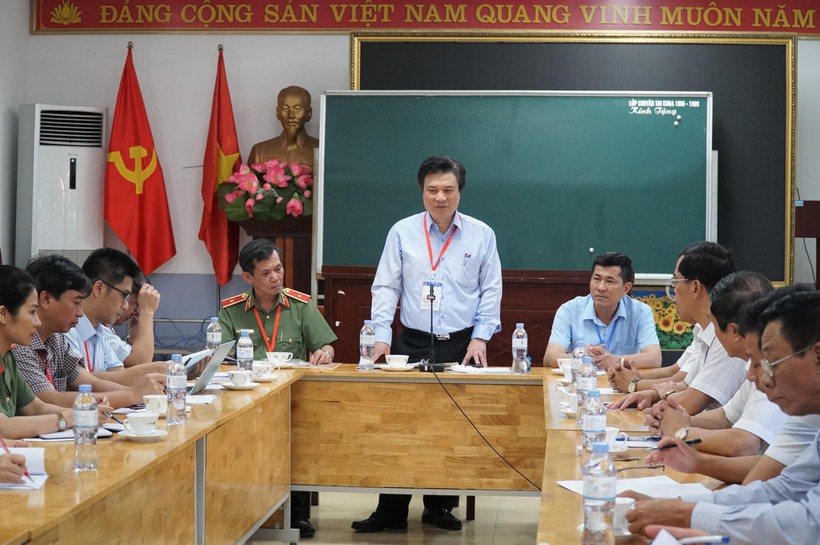 Thứ trưởng Nguyễn Hữu Độ dẫn đầu đoàn công tác của Bộ GD&ĐT kiểm tra công tác chấm thi tốt nghiệp THPT tỉnh Nghệ An.