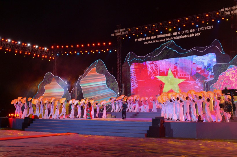 Chương trình nghệ thuật đặc biệt "Bản hùng ca bất diệt" được tổ chức tại huyện Anh Sơn, Nghệ An - nhằm thể hiện sự tri ân đến các anh hùng liệt sĩ.