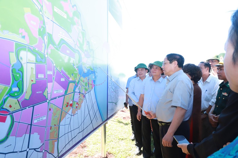 Thủ tướng Phạm Minh Chính chỉ đạo xử lý vướng mắc tại một số dự án giao thông trọng điểm của Nghệ An. 