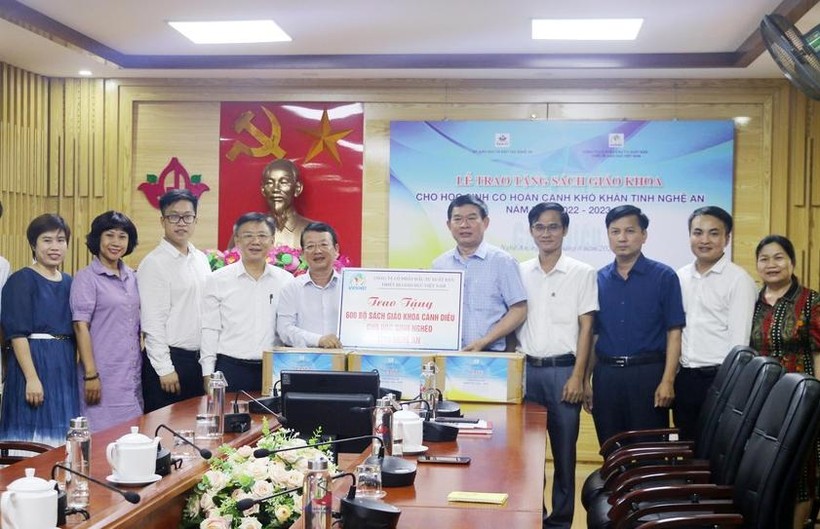 Công ty CP Đầu tư Xuất bản - Thiết bị giáo dục Việt Nam (VEPIC) đã trao tặng 600 bộ sách giáo khoa (SGK) Cánh diều cho học sinh khó khăn tỉnh Nghệ An.
