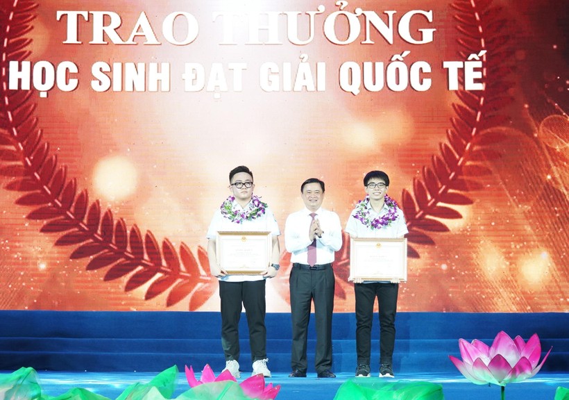 Bí thư Tỉnh ủy Nghệ An ông Thái Thanh Quý trao bằng khen cho em Trương Văn Quốc Bảo và Hoàng Tiến Nguyên (HS Trường THPT chuyên Phan Bội Châu) đạt huy chương tại các kỳ thi Olympic quốc tế, khu vực.