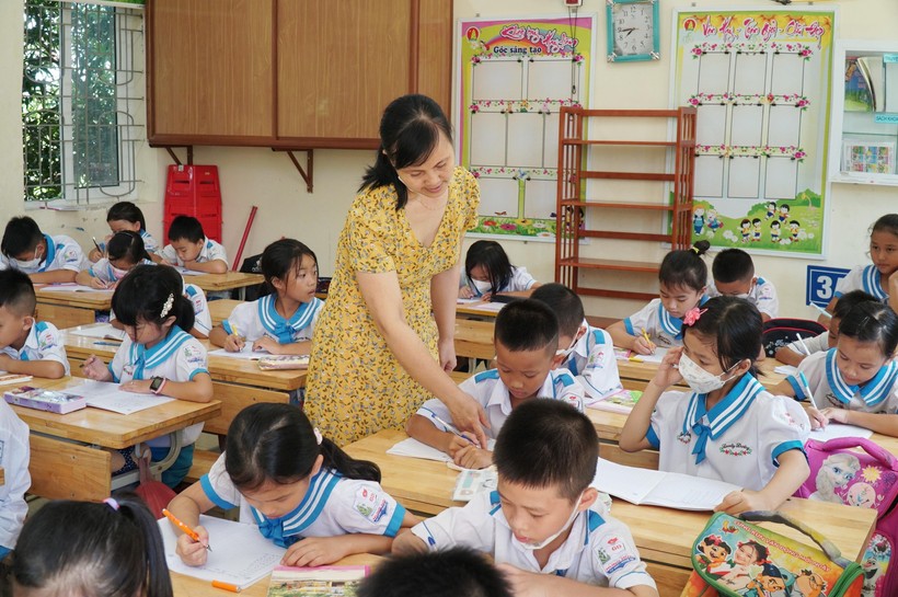 Giáo viên Trường Tiểu học Hưng Hòa, TP Vinh, Nghệ An kiểm tra kiến thức cũ của học sinh trước khi bước vào năm học mới 2022-2023.