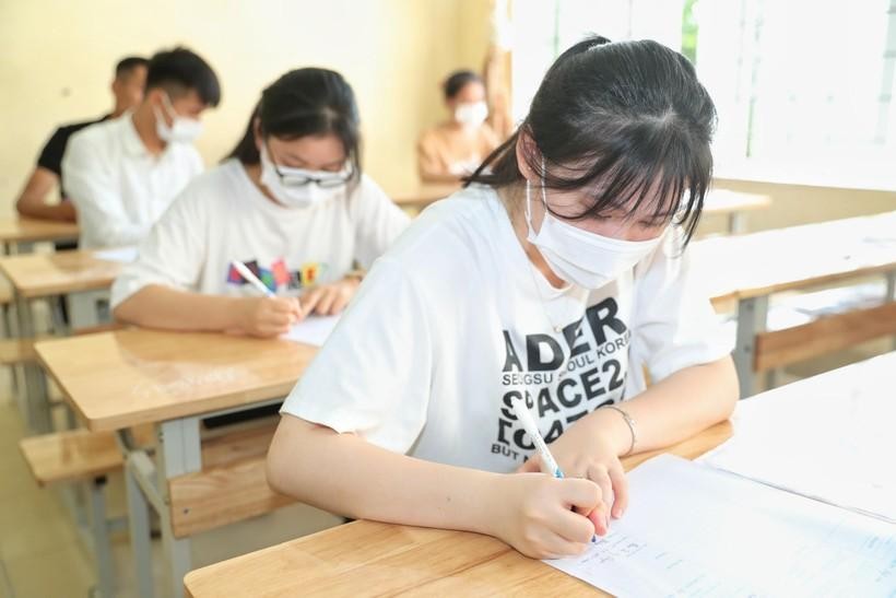 Thí sinh Nghệ An trong buổi thi môn Ngữ văn, Kỳ thi Tốt nghiệp THPT năm 2022.