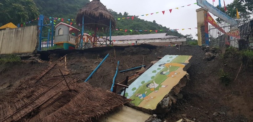 Tường bao Trường Mầm non Phà Đánh, xã Phà Đánh, huyện Kỳ Sơn, Nghệ An bị đổ sập do mưa lũ, sạt lở đất.