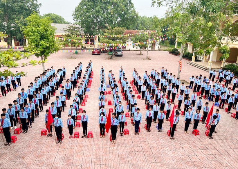 Lễ chào cờ đầu tuần đầy đủ học sinh tại Trường THCS Khai Lạng, huyện Anh Sơn, Nghệ An.