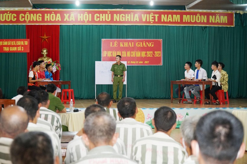 Trại giam số 3 - Bộ Công an (đóng tại Nghệ An) tổ chức Lễ khai giảng Lớp học văn hóa xóa mù chữ cho phạm nhân năm học 2022-2023.